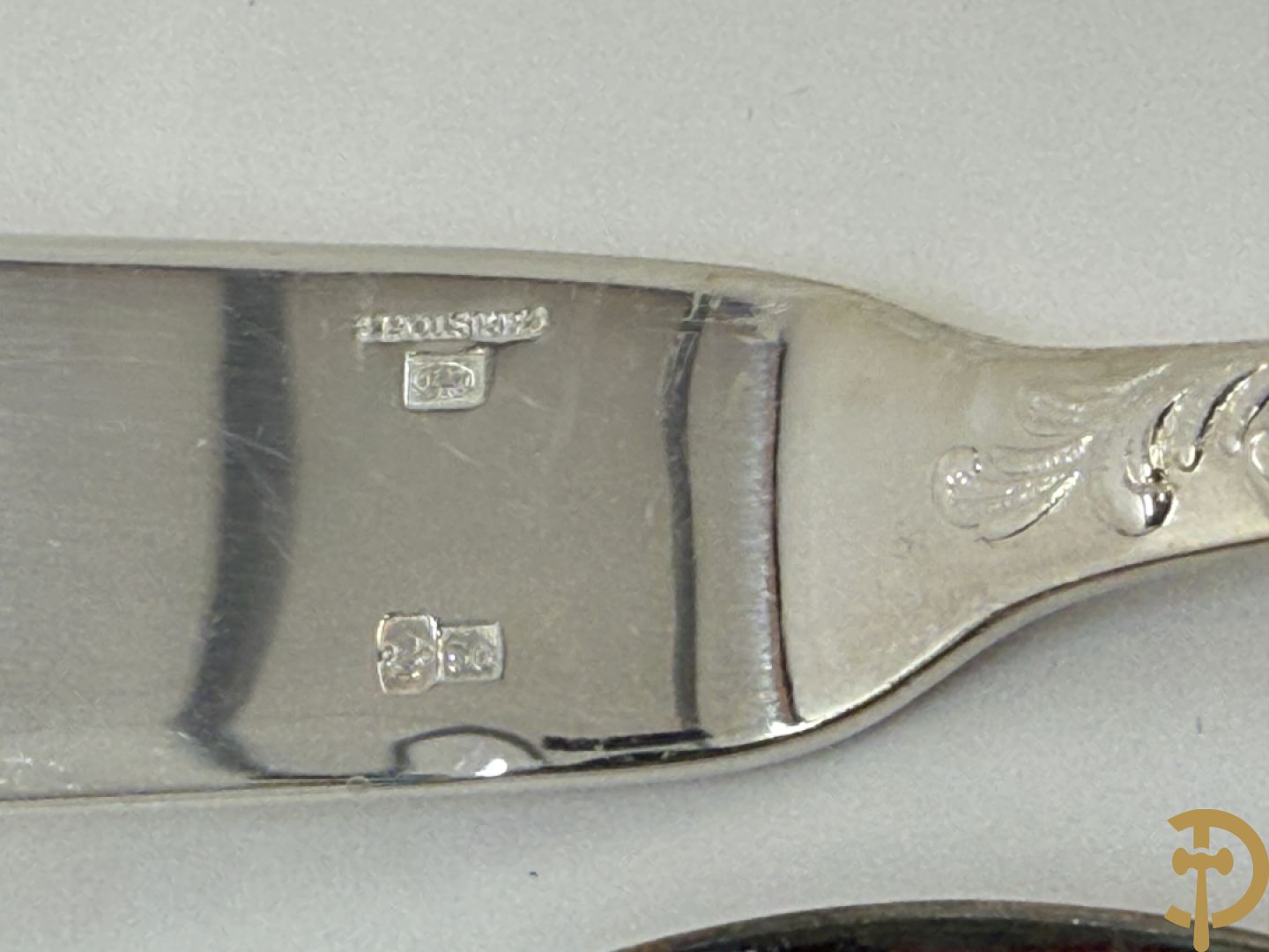 Verzilverd Louis XV bestek Christofle bestaande uit 12 kreeftvorken, 12 vismessen, 12 ijslepels, 3 vorken, 3 lepels, 3 dessertlepels en 3 koffielepels + 8 verzilverde Louis Philippe lepels, 6 verzilverde Louis Philippe vorken + 2 verzilverde vorken + verzilverd mes