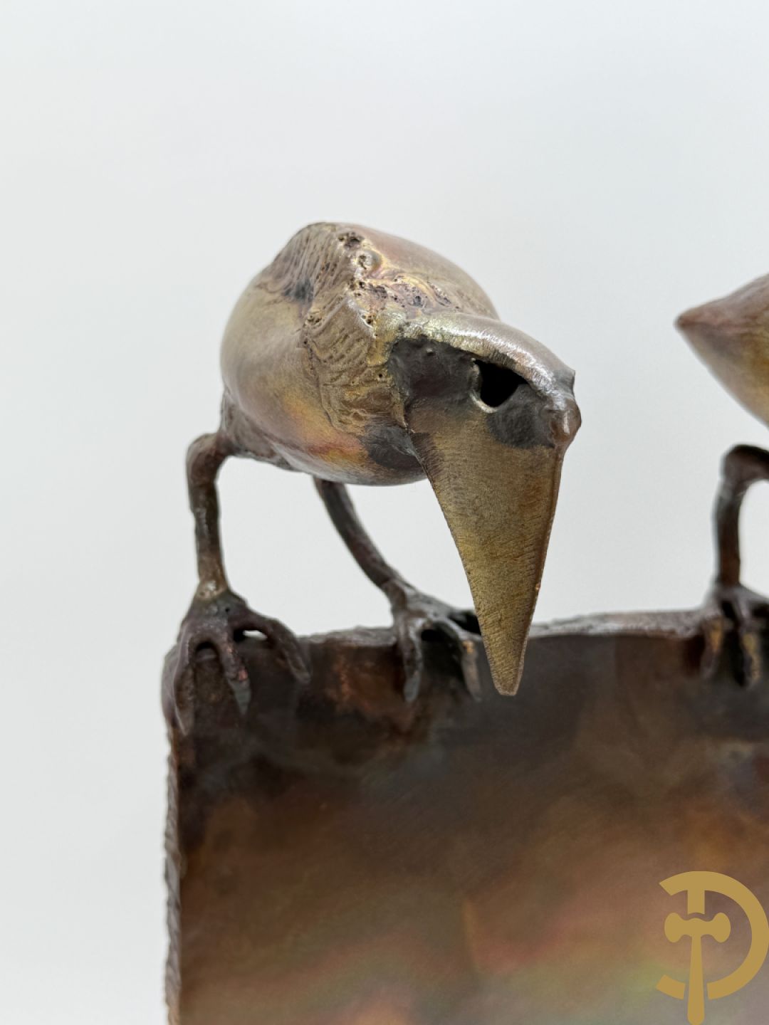 BEL J. getekend (Belaen Jean Pierre) Bronssculptuur met 4 vogels op schutting
