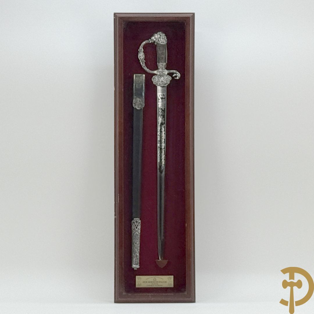 Der Hirschfänger, replica zwaard uitgegeven door Deutches Jagd und Fischereimuseum in een wandvitrine voorgesteld