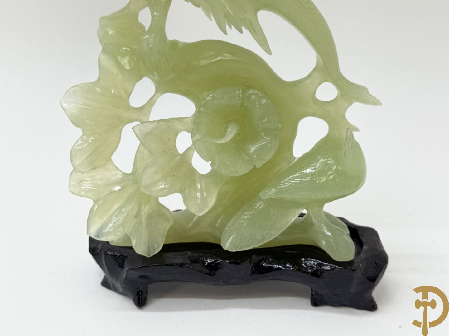 Drie handgesculpteerde Aziatische vogels met bloemenmotieven in jadeiet + klein haantje in jadeiet