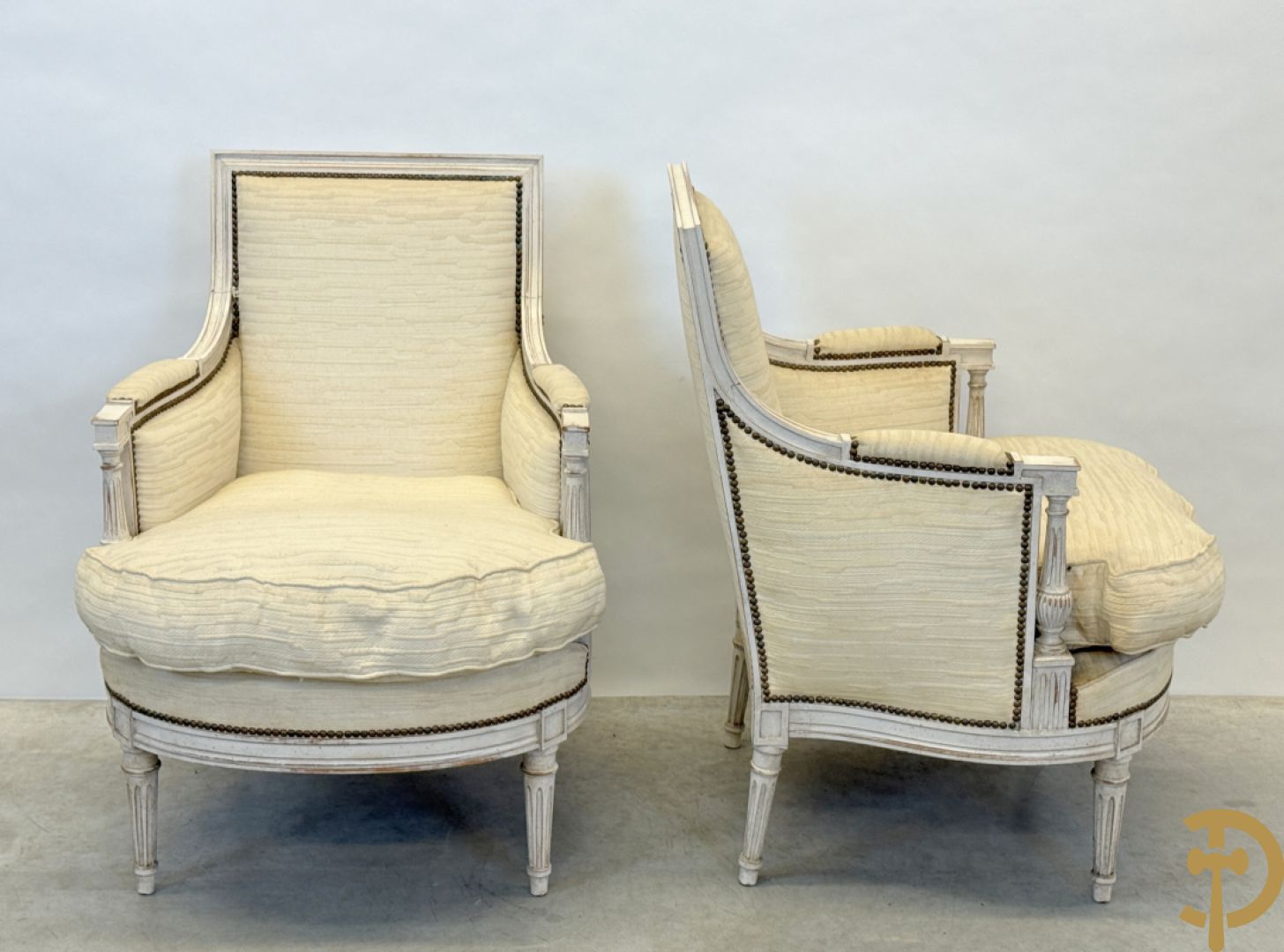 Paar wit gemonochromeerde bergères Louis XVI stijl + bijzettafeltje met lade op voluutvormige pootjes