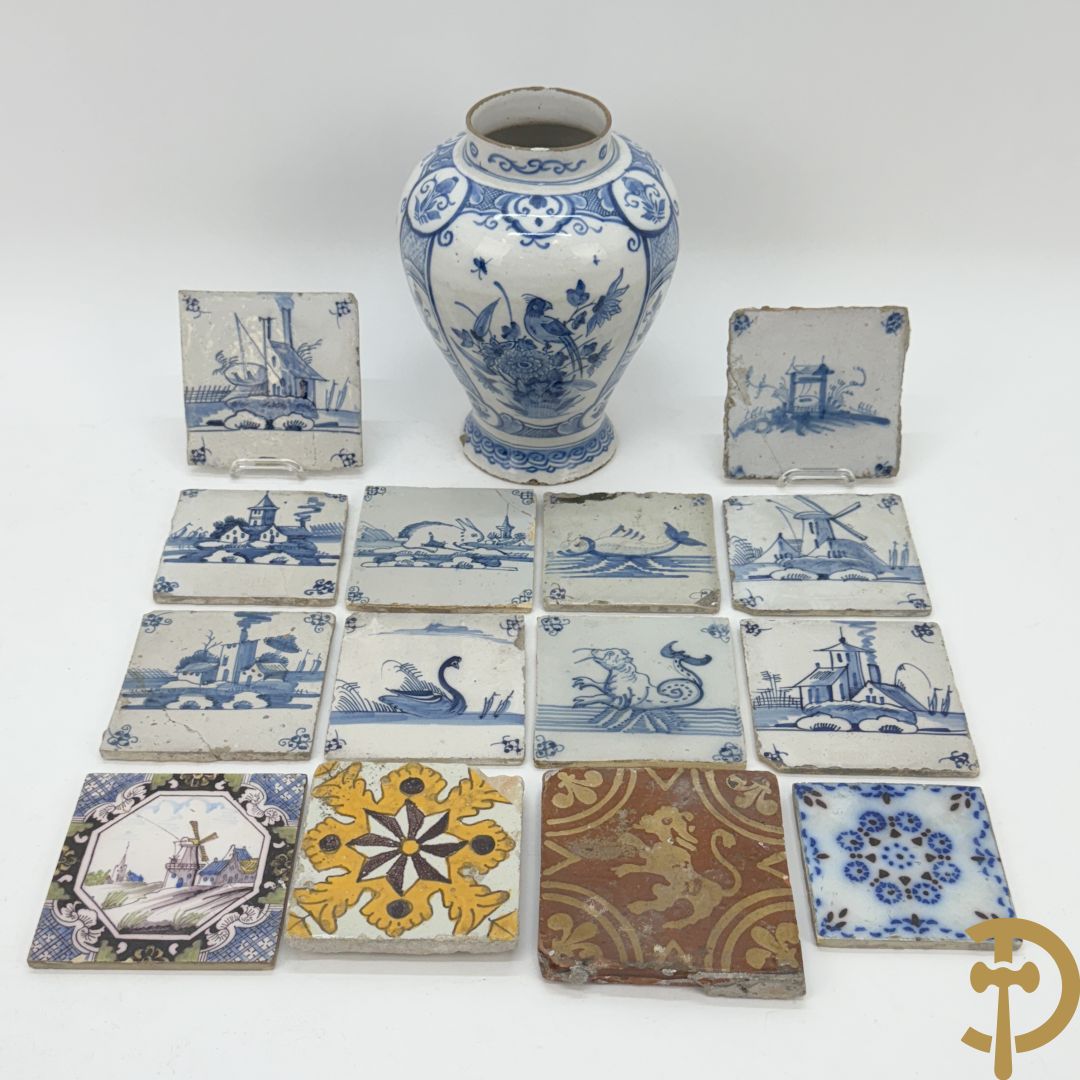 Lot 18e faience tegeltjes w..o. Delfts en Vlaams + Delftse potiche