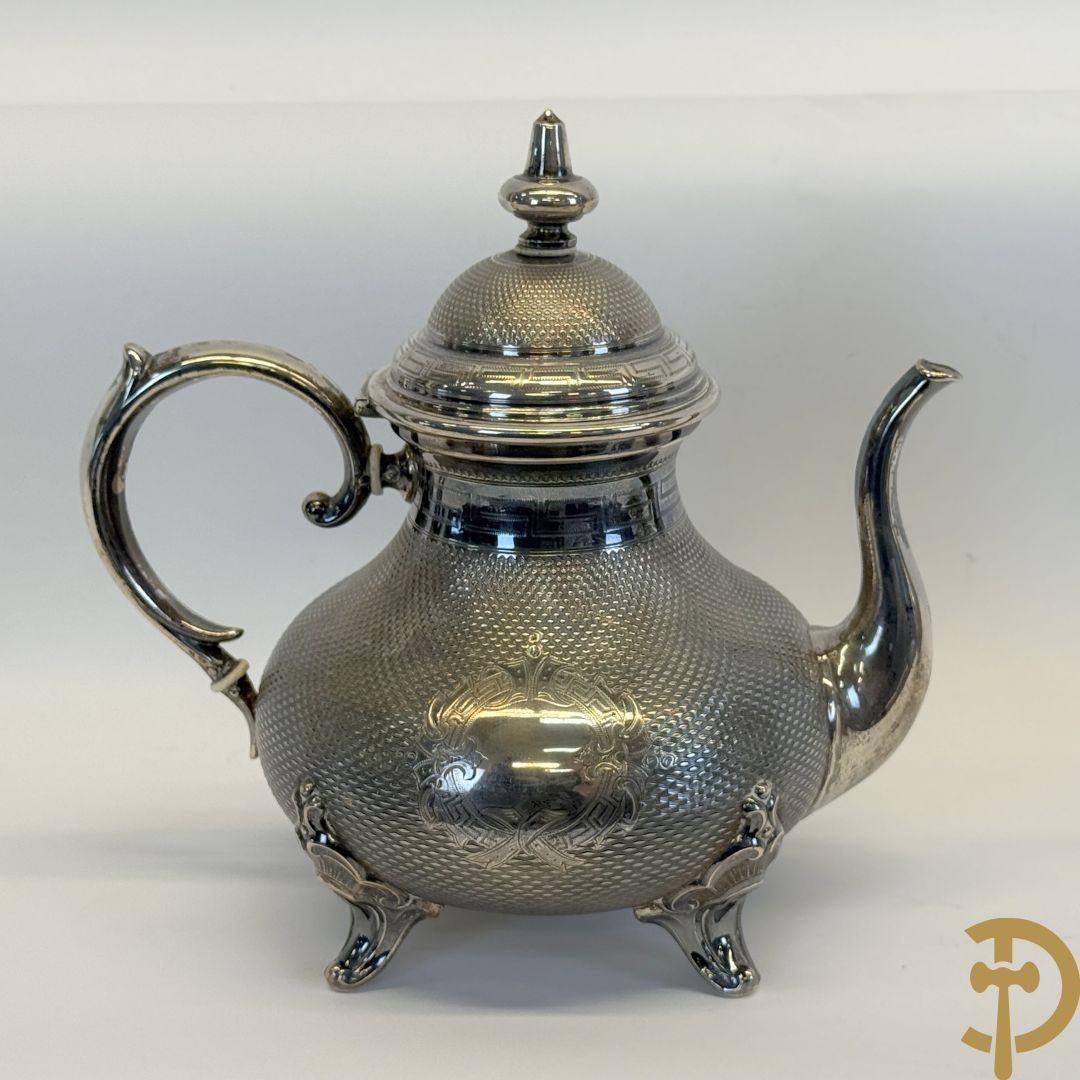 Vijf verzilverde theekannen, 2 verzilverde samovar en verzilverde suikerpot