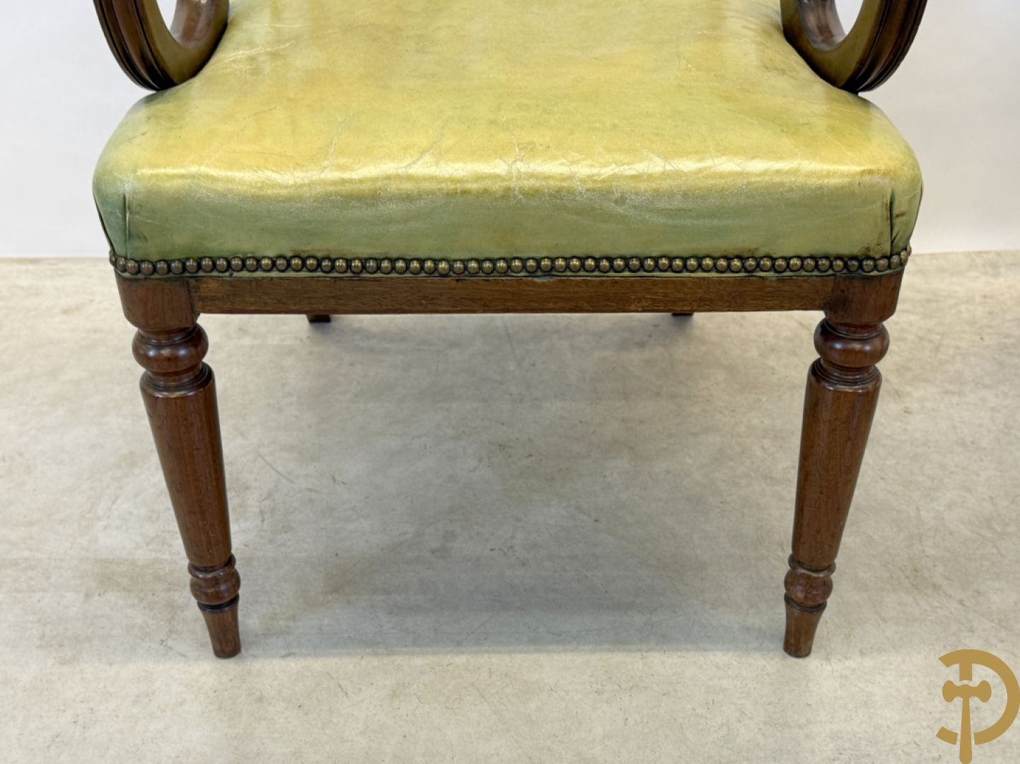 Set Engelse mahoniehouten stoelen met gondelvormige rug en lederen zitting (2 armzetels en 4 stoelen)