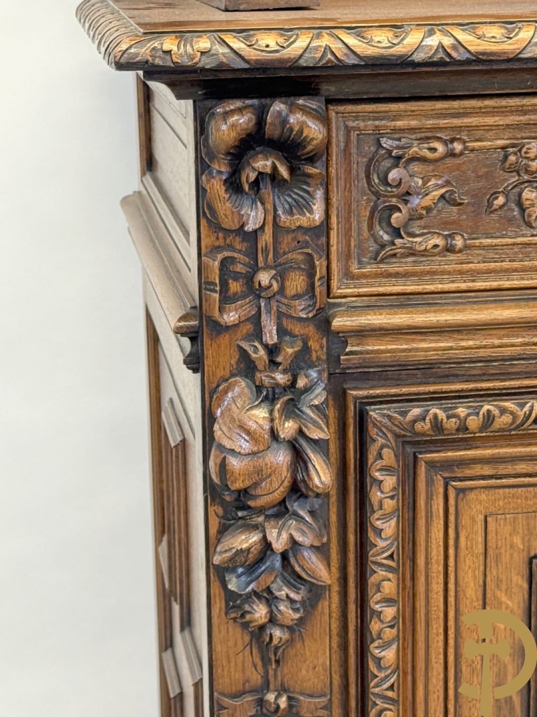 Massief eiken Neo Renaissance vaiselier met sculptuur van fruit en accanthusranken, 19e