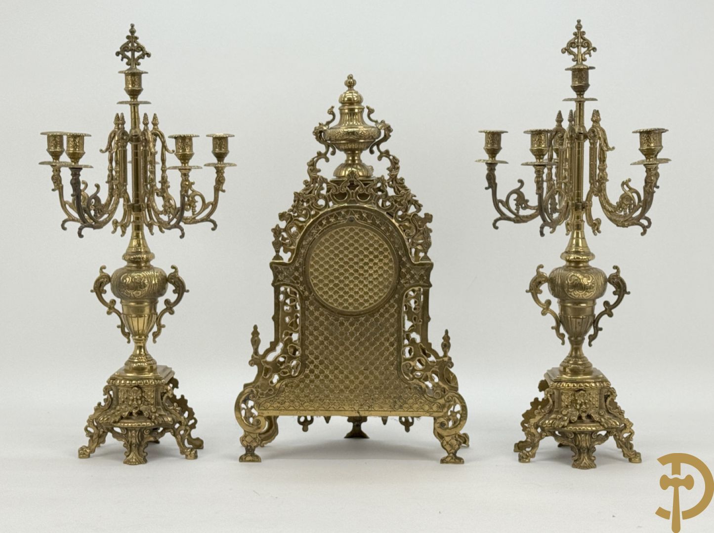 Driedelige vuurvergulde bronzen garnituur, Neo Renaissance stijl