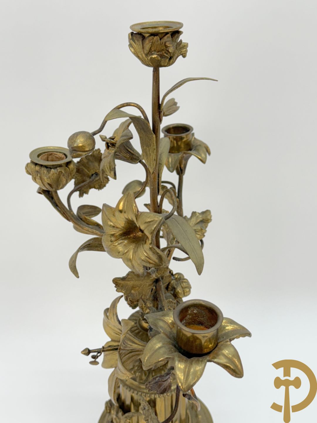 Paar bronzen kandelaars met guirlande en bloemenmotieven