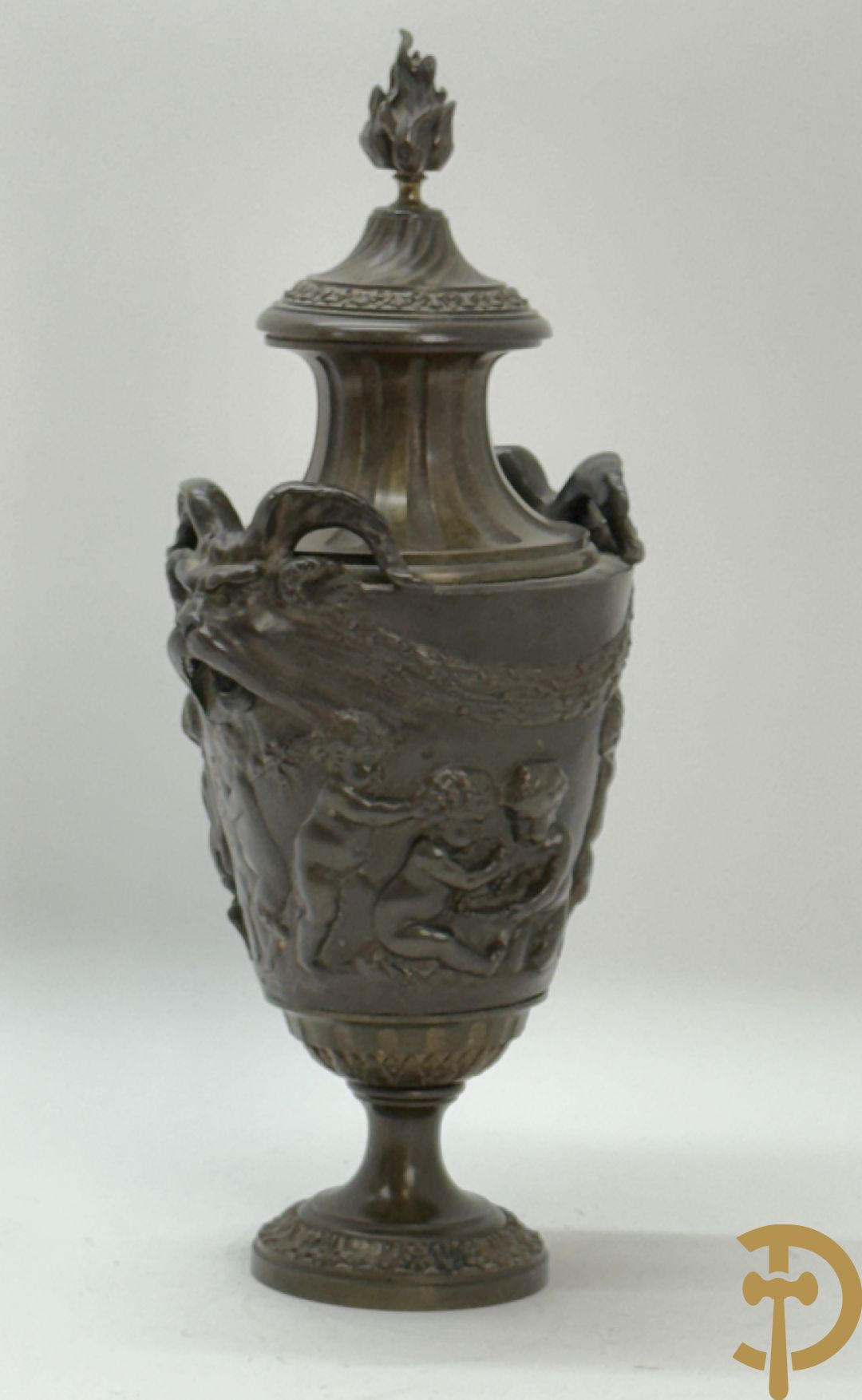 Bronzen cassolette met basrelief van cupido