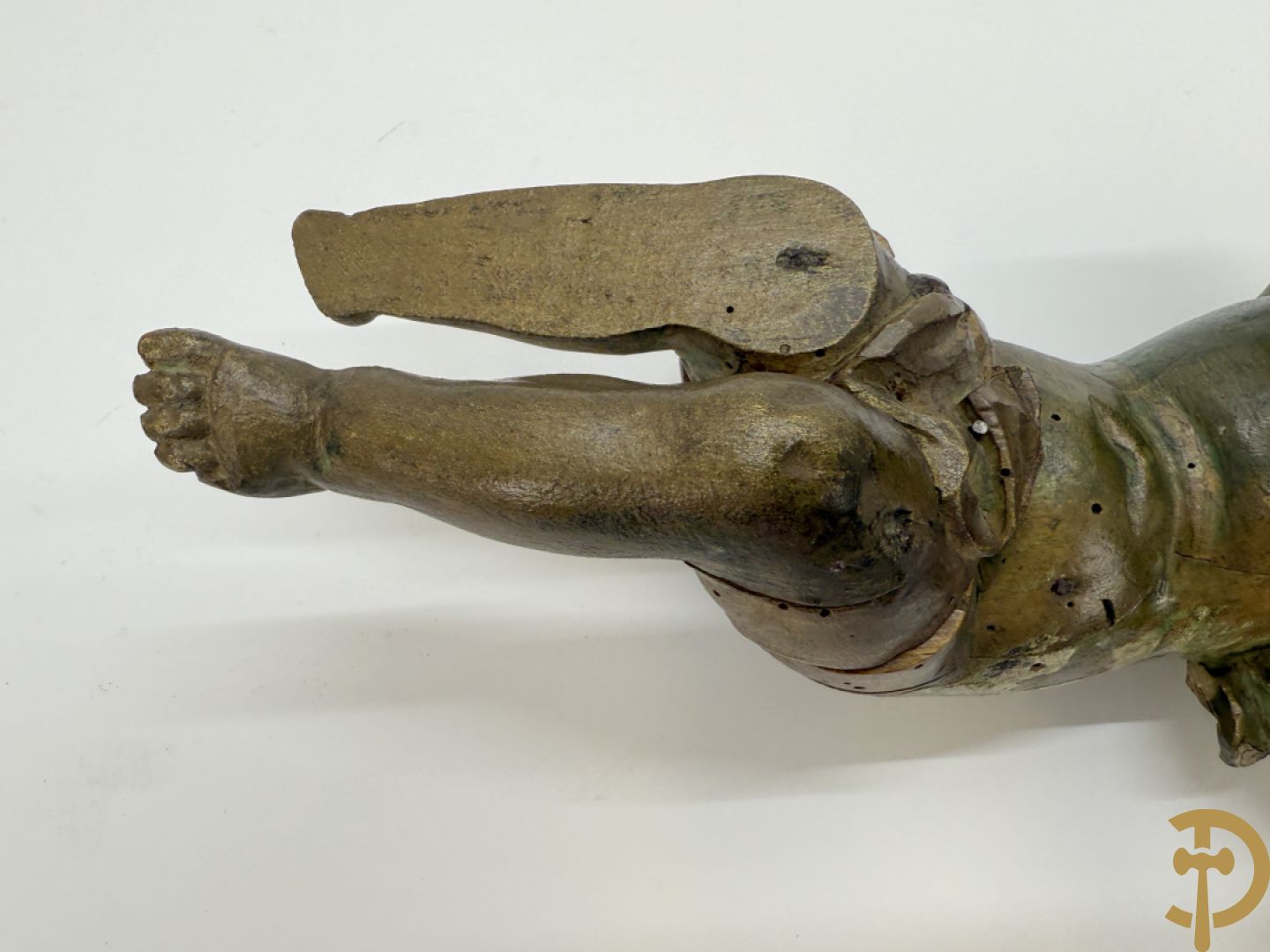 Drie houtgesculpteerde cupido