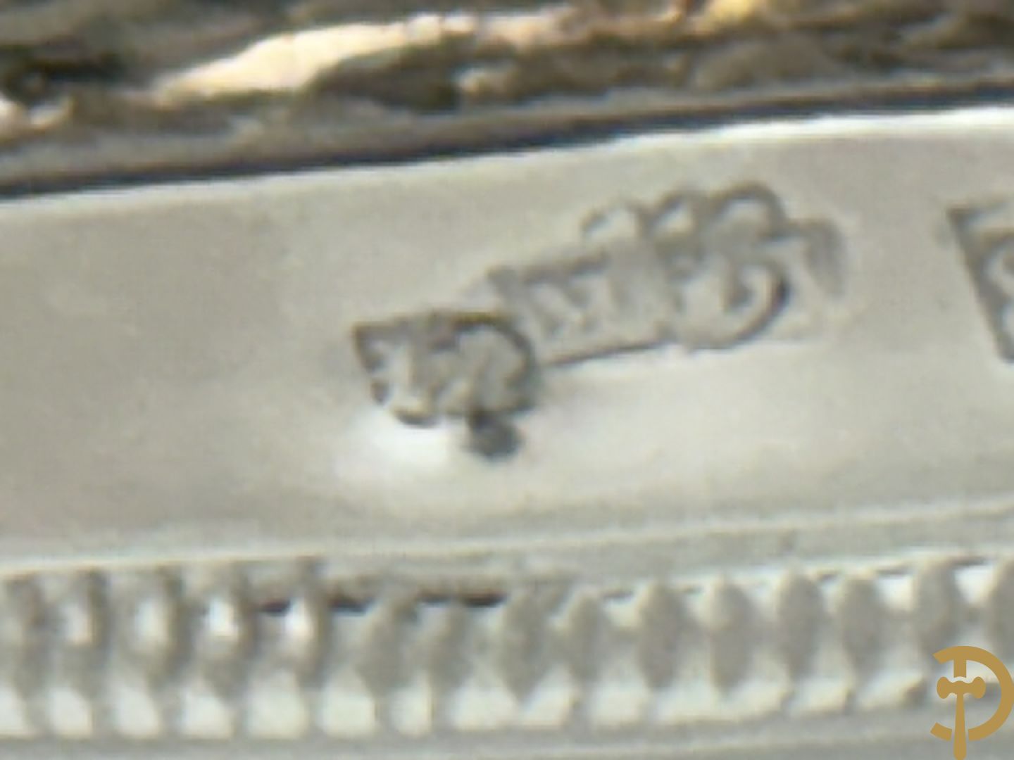 Paar massief zilveren kandelaars met gestyleerd bloemenmotief, één ervan gemerkt met stempel van Jan Baptist Verberckt, andere kandelaar met verschillende stempels met o.a. Antwerpen 1784