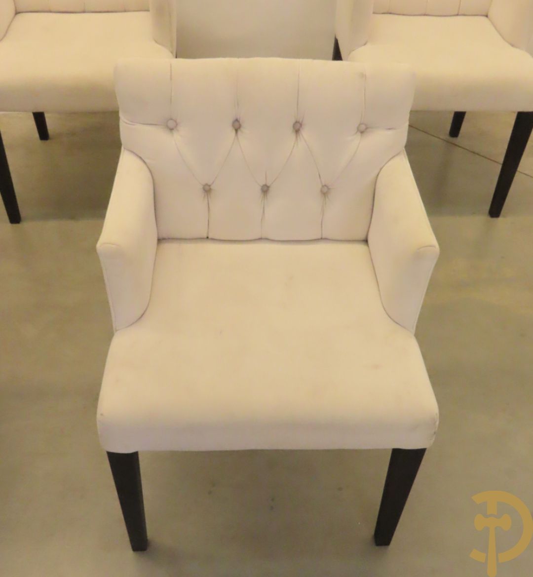 Wit geceruseerde rechthoekige tafel op ballusterpoten + 6 wit gecapitoneerde armstoelen