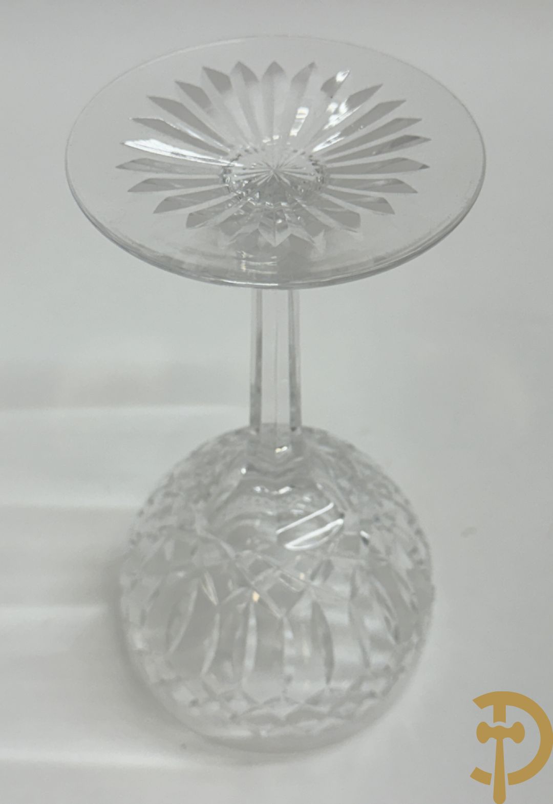 Mooi lot gekleurd Val Saint Lambert kristal bestaande uit 4 vazen, parfumstel (2 ledig), geslepen glas, coupe, onderzetters en 3 asbakken (14 stuks in het totaal)