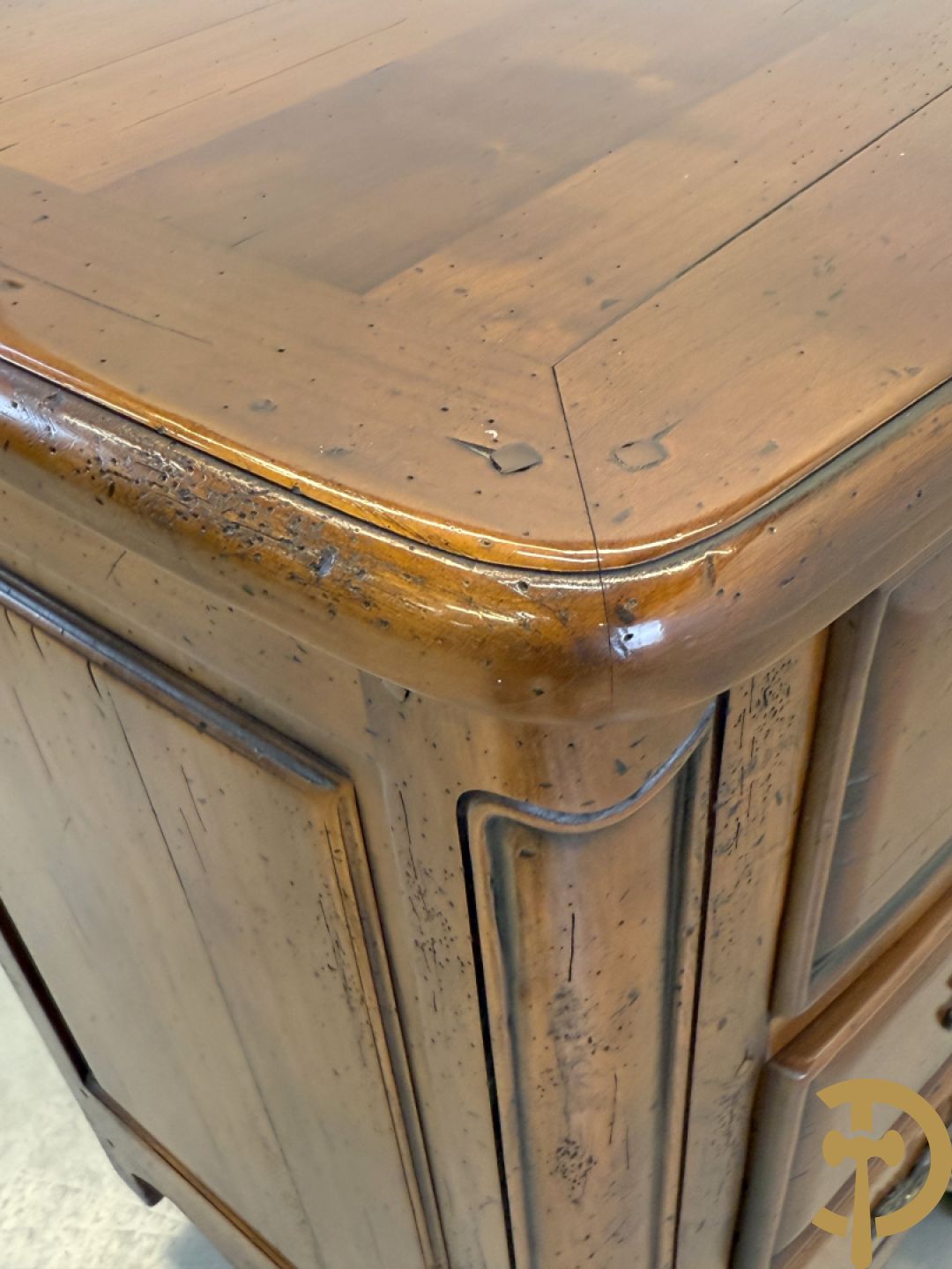 Gebogen kerselaren vierladencommode met koperen Louis XV trekkers, achteraan geëstampilleerd Richelieu Art & Meubels de France