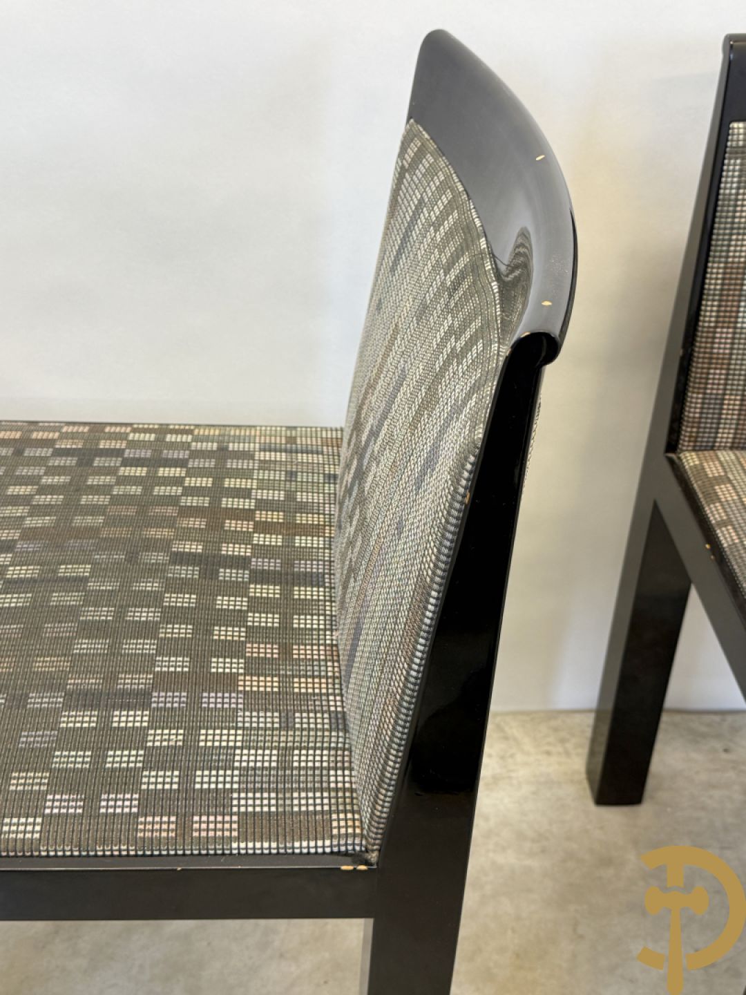 Zwartgelakte uittrekbare vintage designtafel met 4 bijhorende stoelen model 