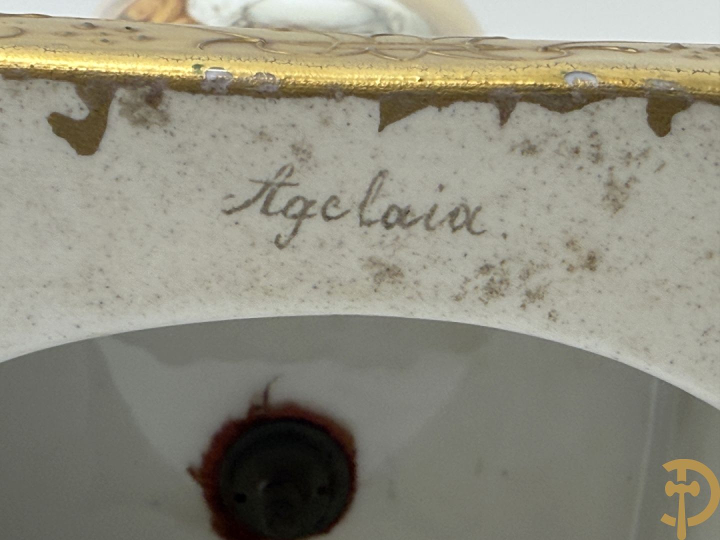 Paar handbeschilderde Weense amfoorvormige vazen met romantische taferelen, decor getekend door Kaufmann