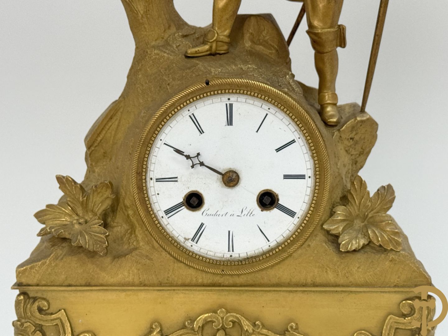 Vuurvergulde bronzen schouwpendule met musketier bekroond, getekend Cadart à Lille