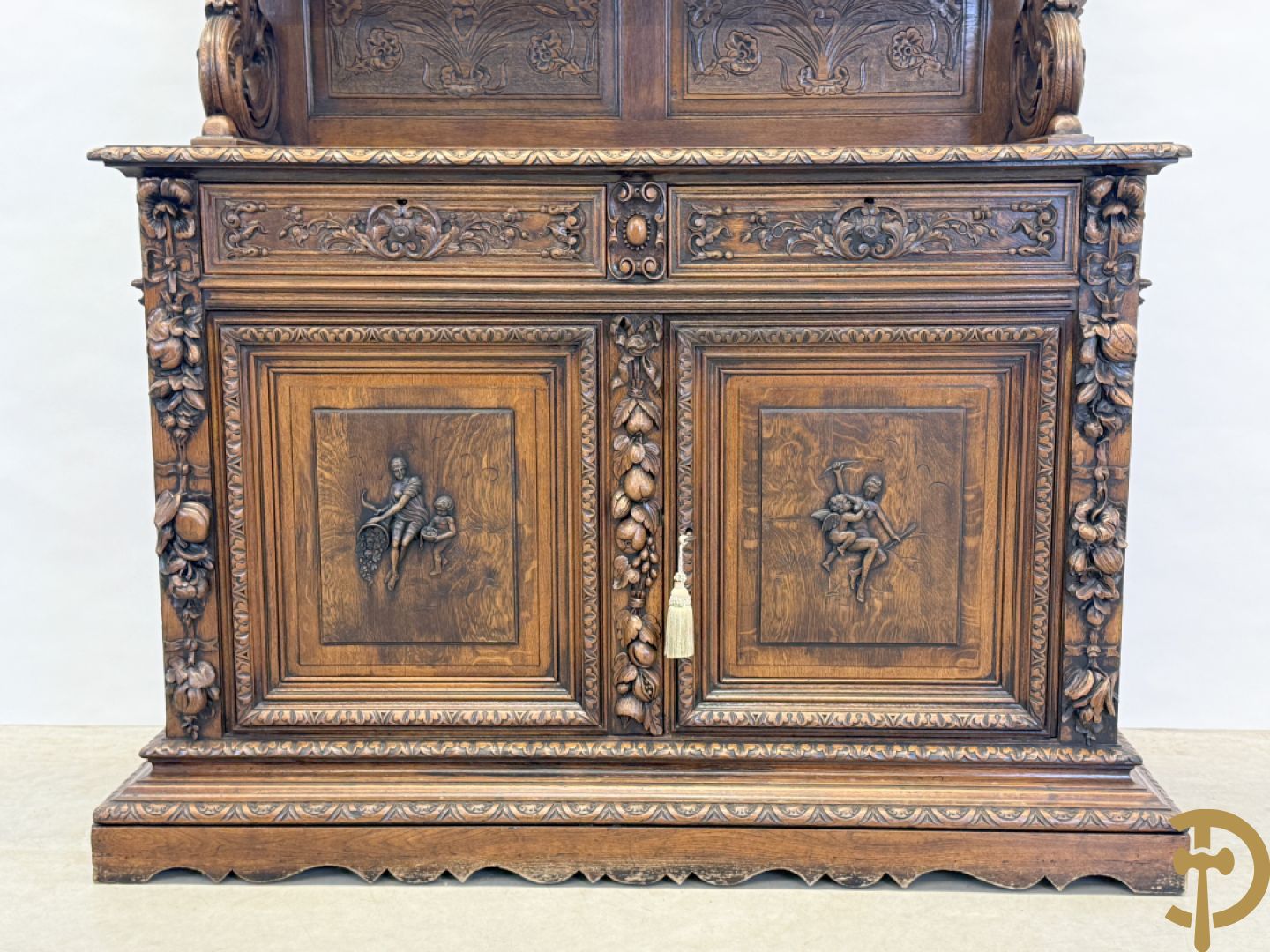 Massief eiken Neo Renaissance vaiselier met sculptuur van fruit en accanthusranken, 19e
