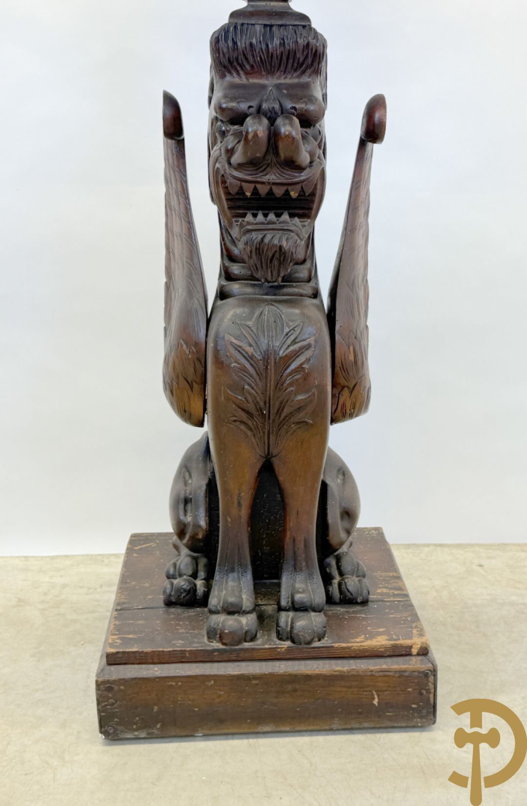 Houtgesculpteerde sokkel in de vorm van een handgesculpteerde fo hond bezet met marmeren plateau