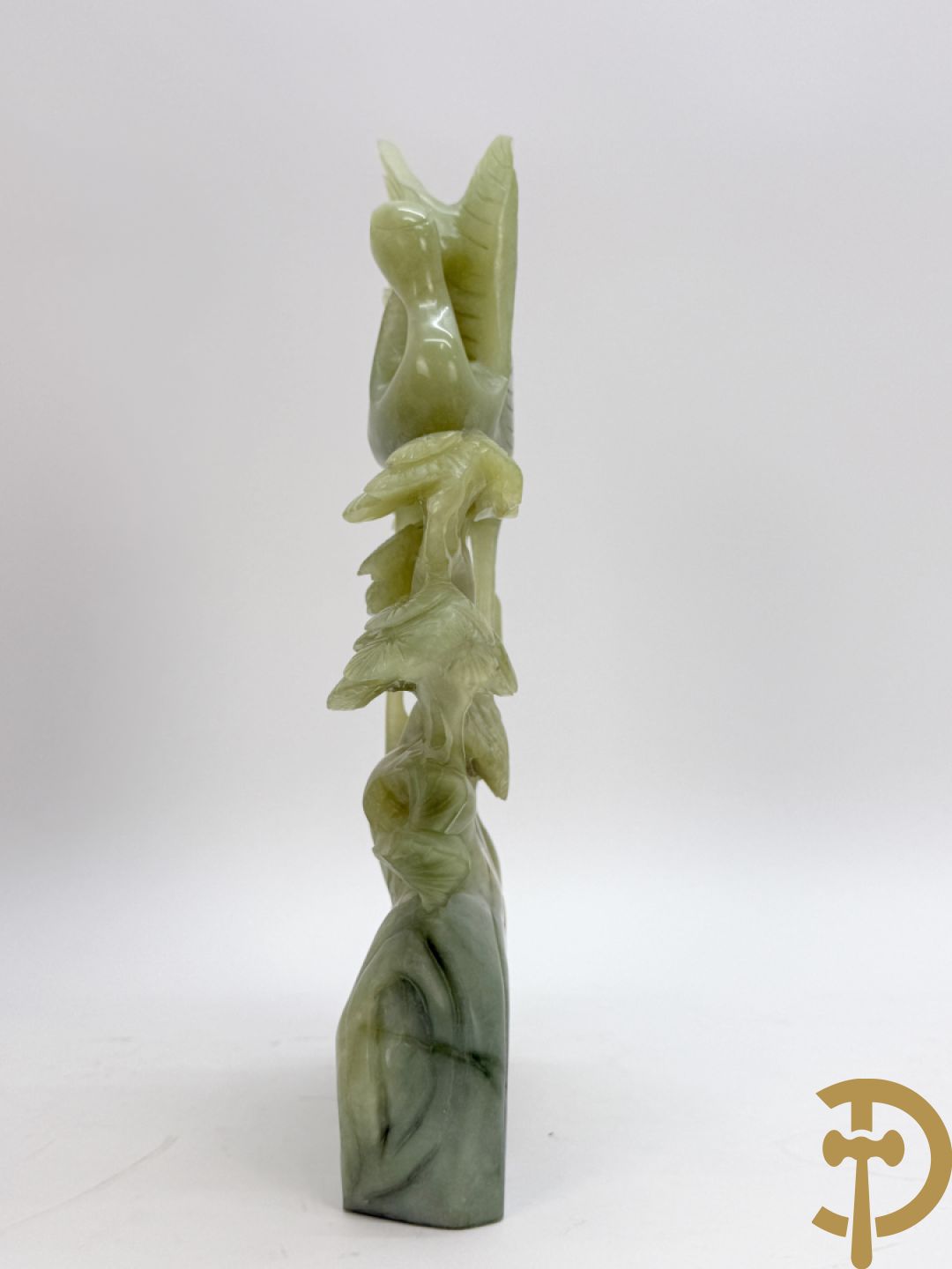 Paar jadeiet sculpturen met fenixvogels in natuurtafereel