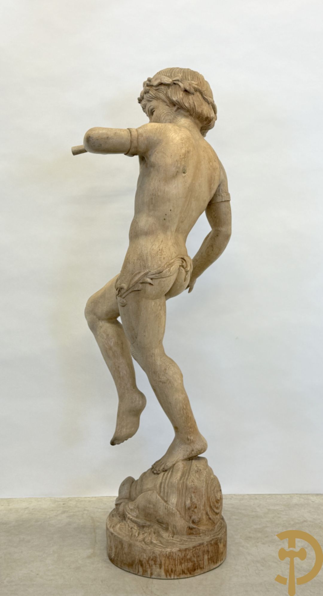 Houtgesculpteerde fluitspelende cupido staande op schelp