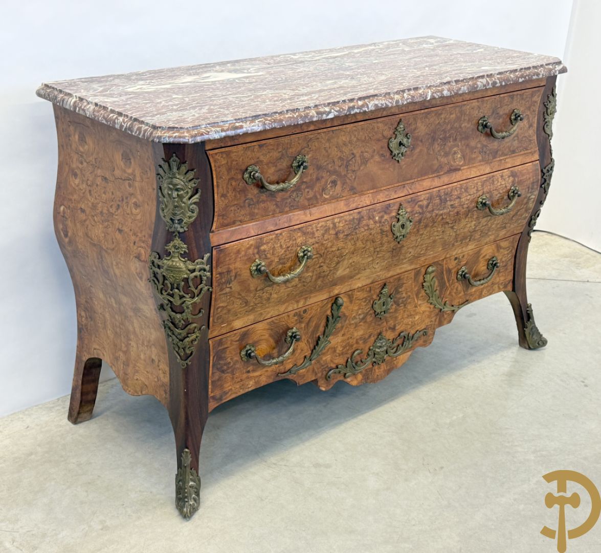 Wortelnotehouten drieladencommode met bronsbeslag van mazarinkoppen en accanthusranken, bovenaan met rood geaderd marmeren blad