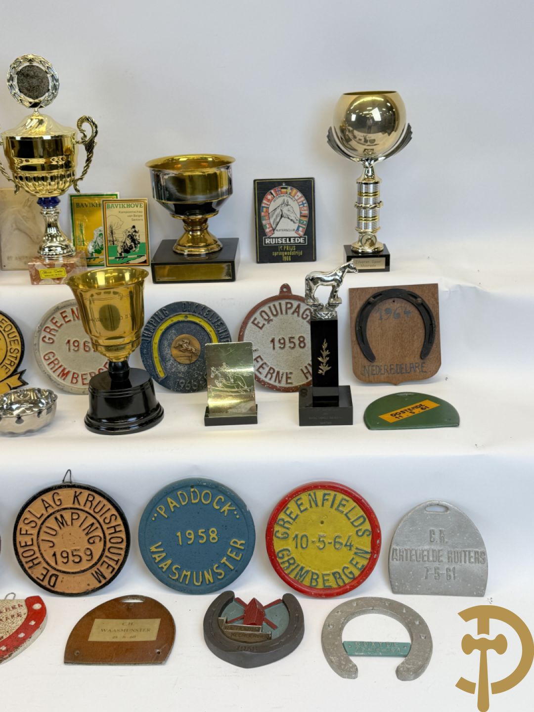 Verzameling memorabilia van paardenrennen, trofeeën en bekers