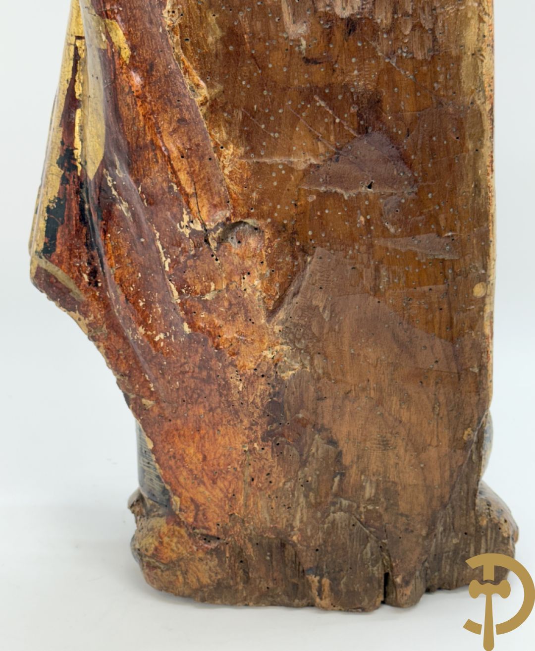 Gepolychromeerde houtsculptuur van man met mantel