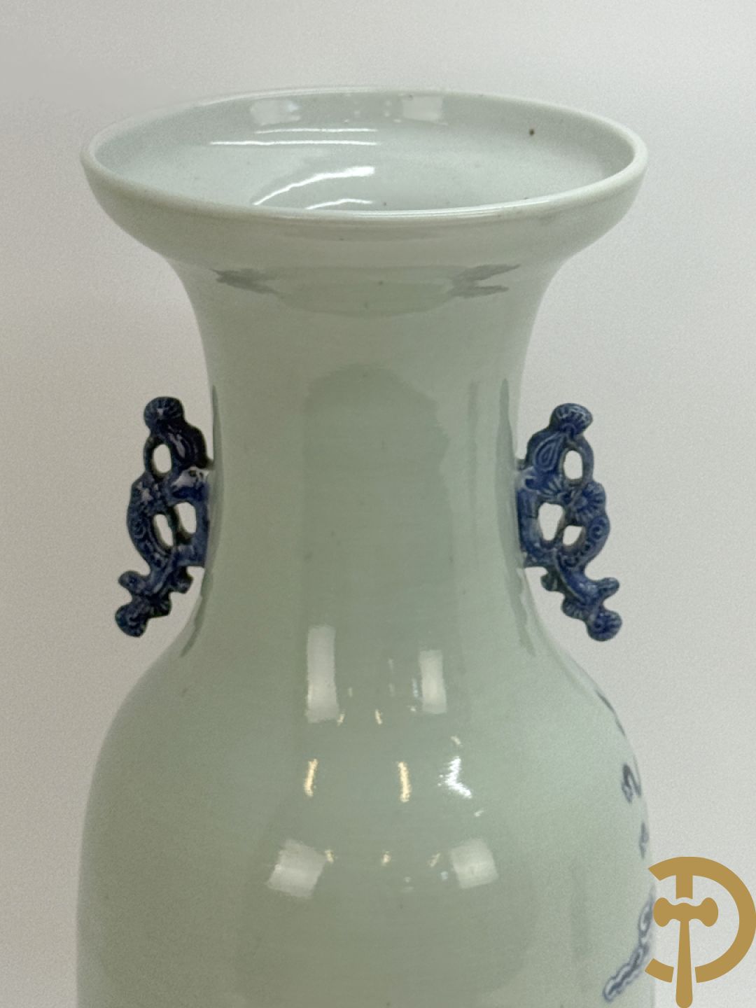 Chinese porseleinen celadon vaas met blauw/wit decor van fo honden