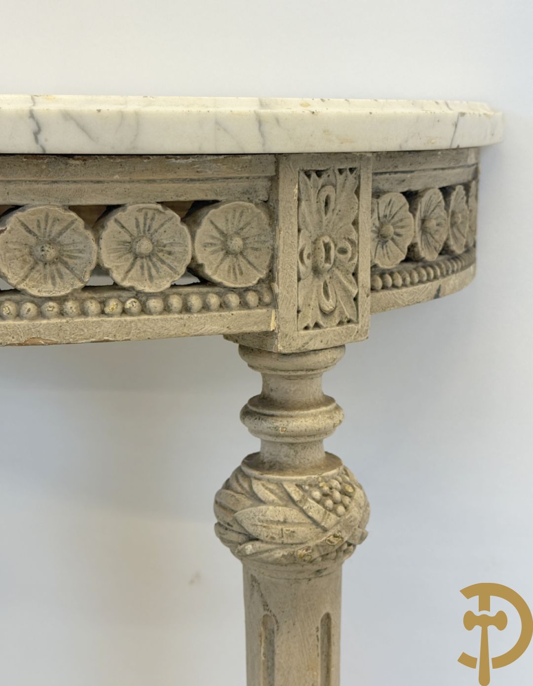 Louis XVI muurconsole op gecanneleerde poten
