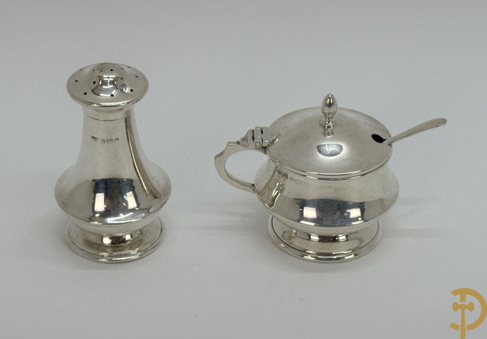 Twee drinkbekers in hoorn met massief zilveren rand + massief zilveren kannetje + massief zilveren houder + mssief zilveren zoutvat + massief zilveren zoutstrooier + set met 4 zilveren peper- en zoutvaatjes in schrijn