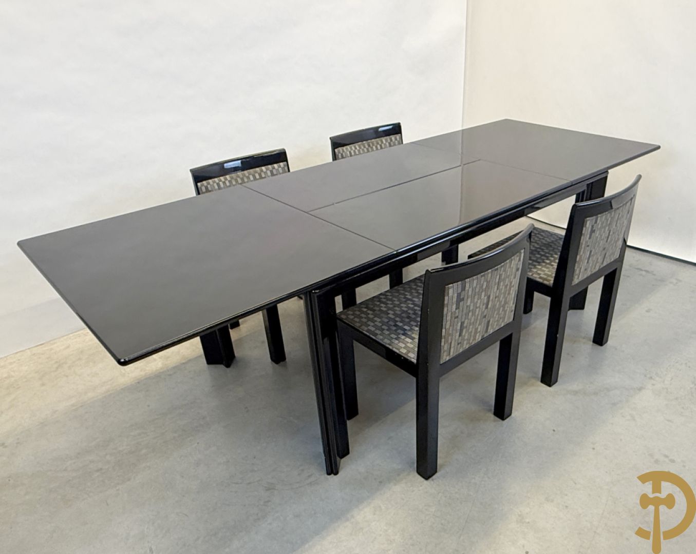 Zwartgelakte uittrekbare vintage designtafel met 4 bijhorende stoelen model 
