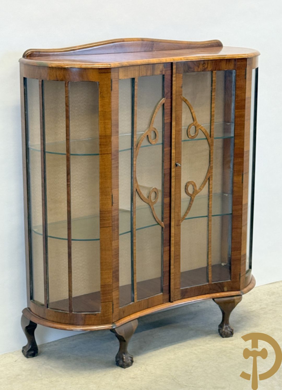 Engelse wortelnotehouten Art Deco vitrine op klauwepoten