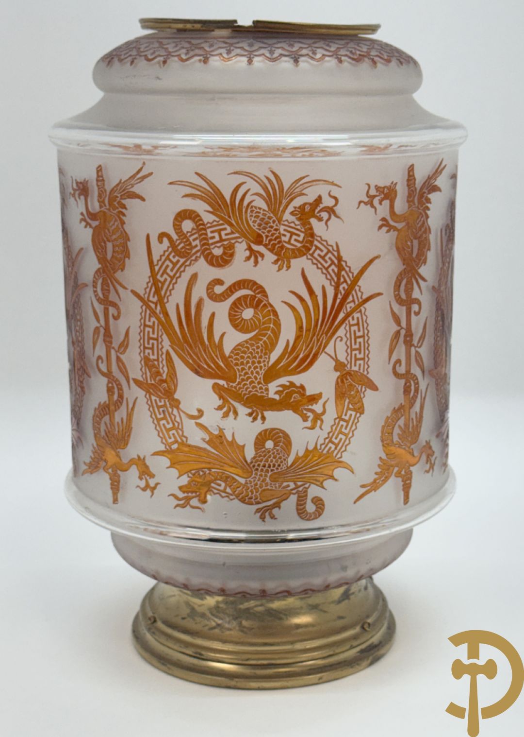 Tafellamp met mat opaline glas met decoratie van draken
