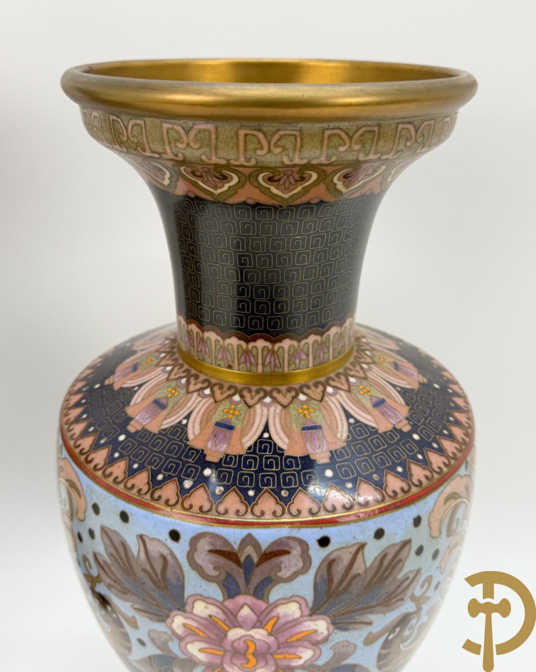 Paar ballustervormige cloisonévazen met decor van vogels en bloemen - op houten sokkel + paar kleine cloisonévazen met vogel en bloemendecor - op houten sokkel
