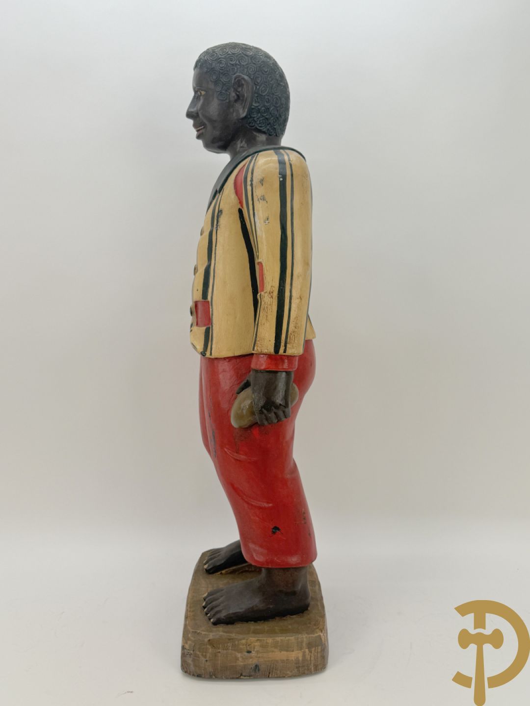 Houtgesculpteerd beeld van staande man