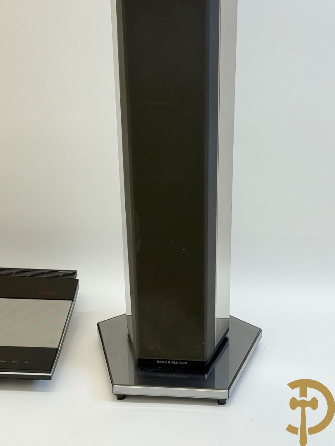 Design muziekinstallatie B & O Beocenter 9500 met bijhorende toren luidsprekers type 6611