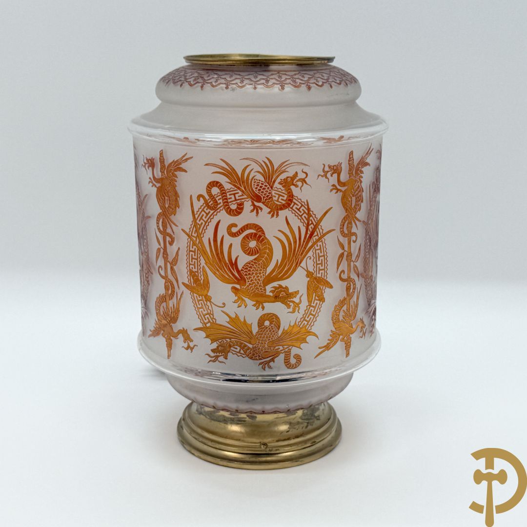 Tafellamp met mat opaline glas met decoratie van draken