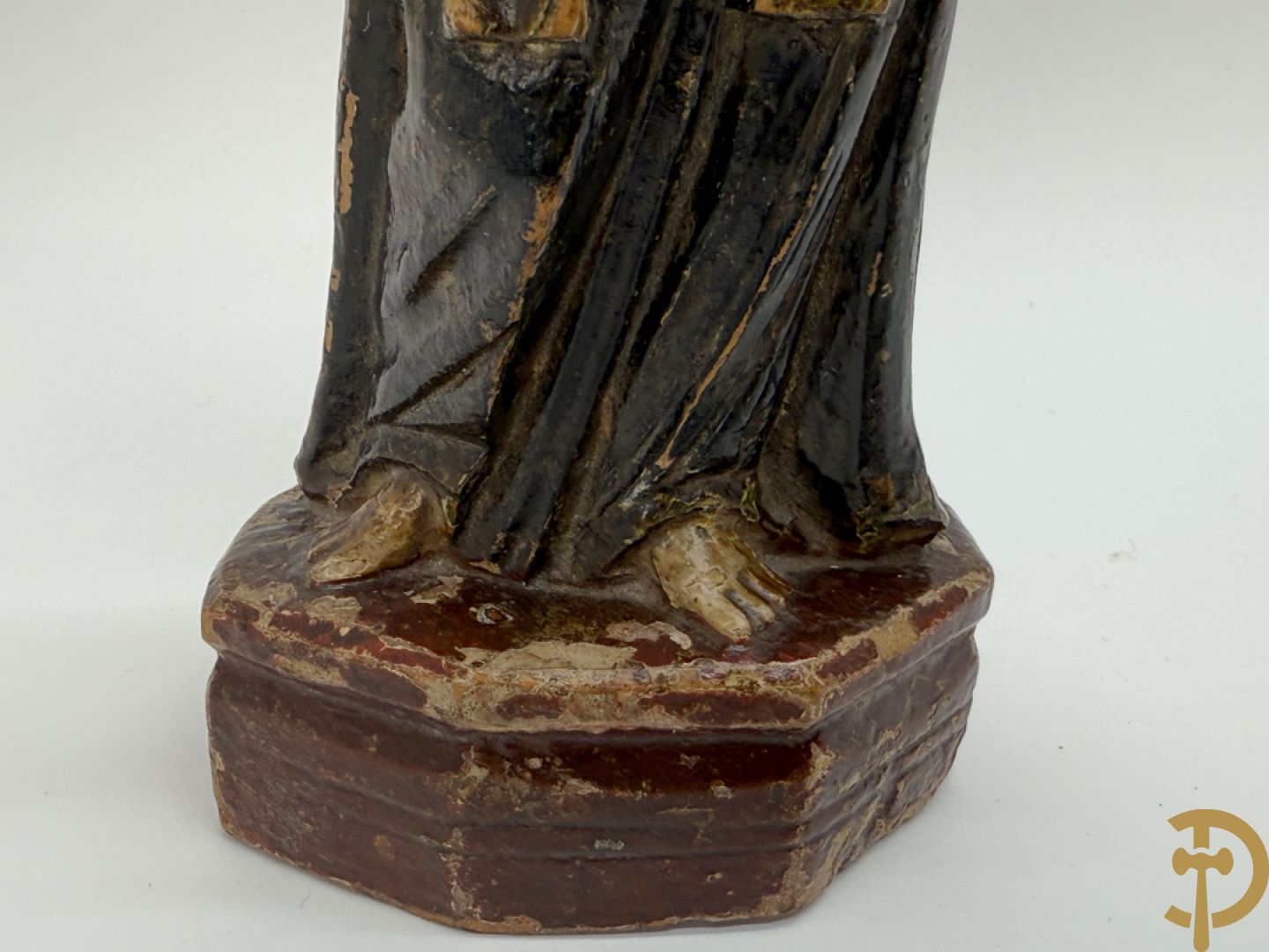 Houtsculptuur van gepolychromeerde evangelist, 18e + sculptuur van man steunend op Christusfiguur