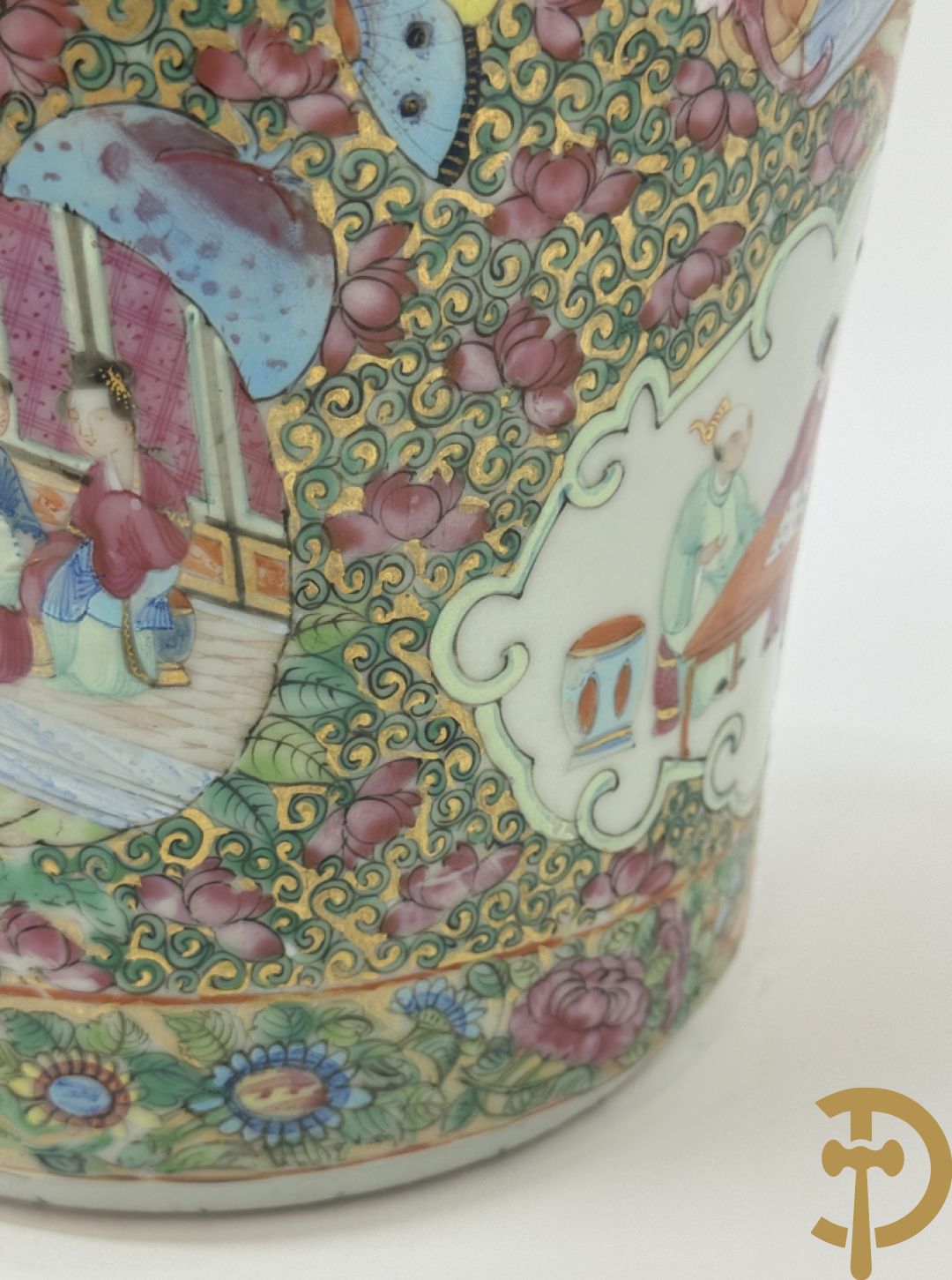 Paar Chinese porseleinen famille rose Kanton vazen met geanimeerd decor en zijdelings met fo honden