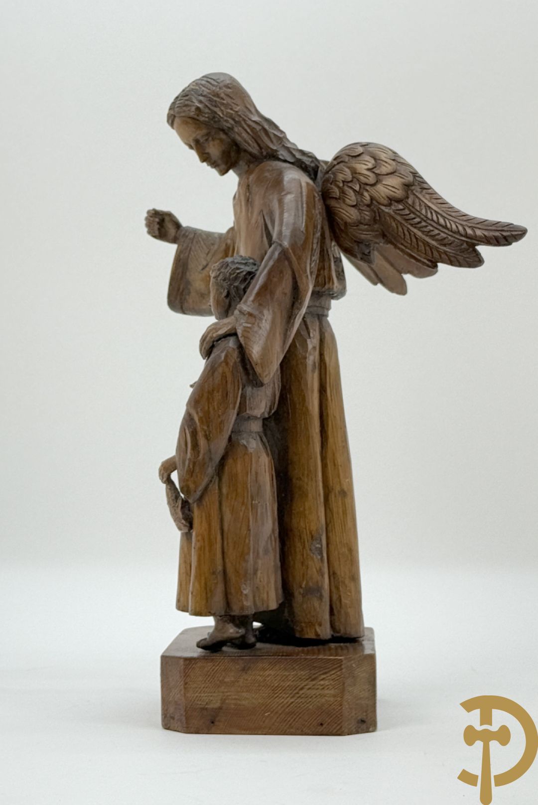 Houtsculptuur van engel met jongeling
