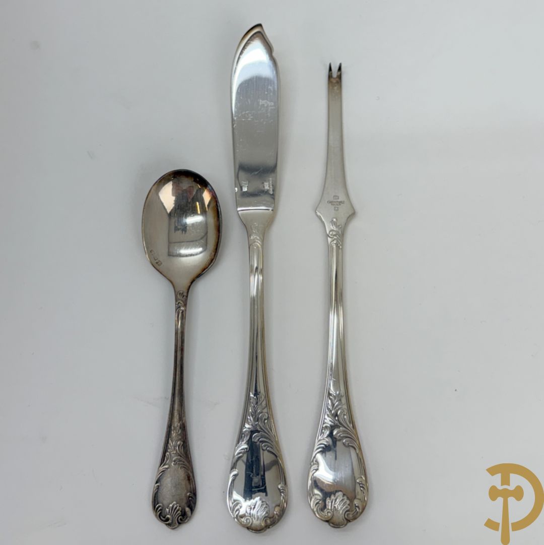 Verzilverd Louis XV bestek Christofle bestaande uit 12 kreeftvorken, 12 vismessen, 12 ijslepels, 3 vorken, 3 lepels, 3 dessertlepels en 3 koffielepels + 8 verzilverde Louis Philippe lepels, 6 verzilverde Louis Philippe vorken + 2 verzilverde vorken + verzilverd mes