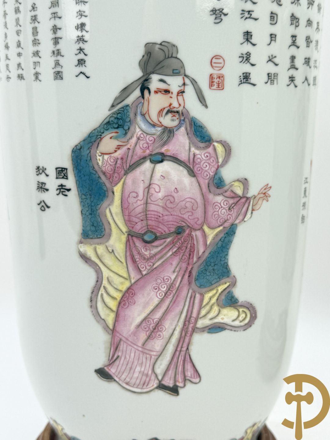 Paar porseleinen Chinese vazen met decor van personages en Chinese tekens, handgekleurd