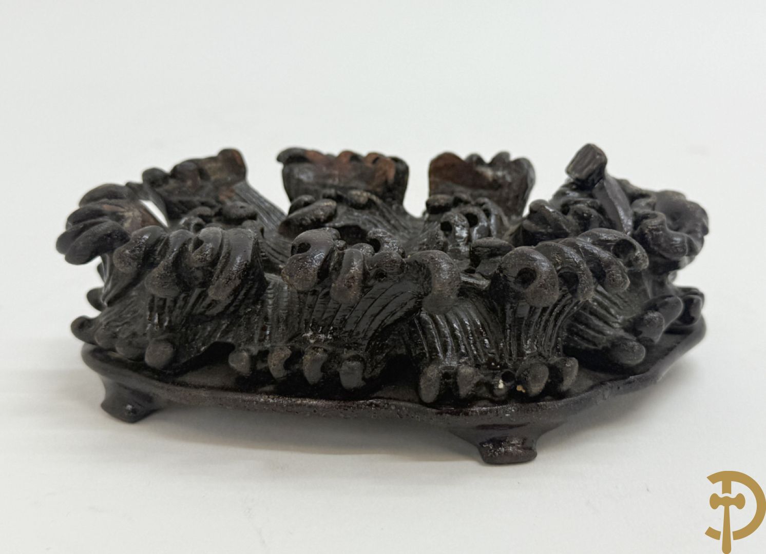 Drie Chinese handgestoken sculpturen van rammen en gevleugelde fo hond en in speksteen en jadeiet