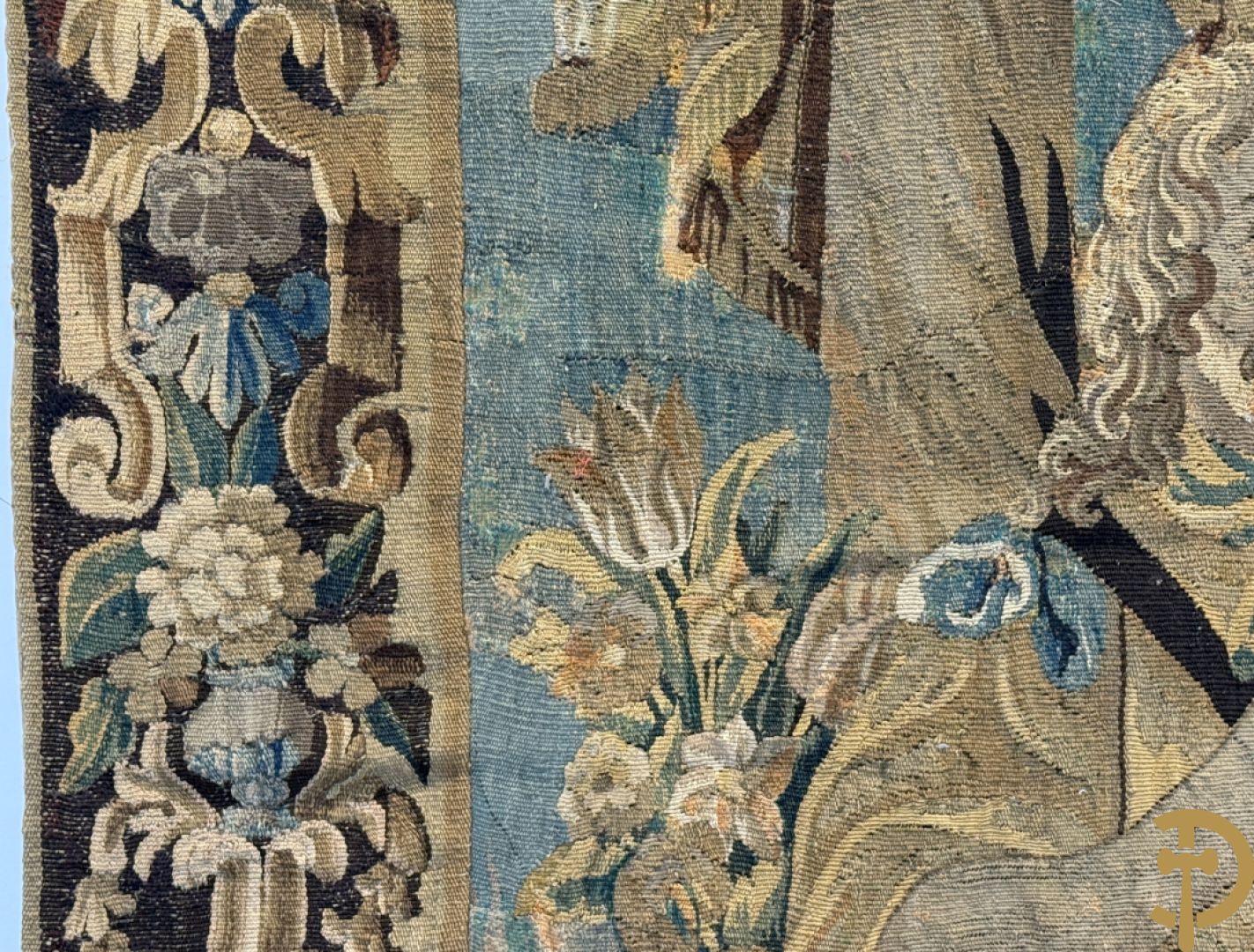 Vlaams handgeknoopt wandtapijt met geanimeerde scène met Konong en honden, omgeven door florale omranding, 18e