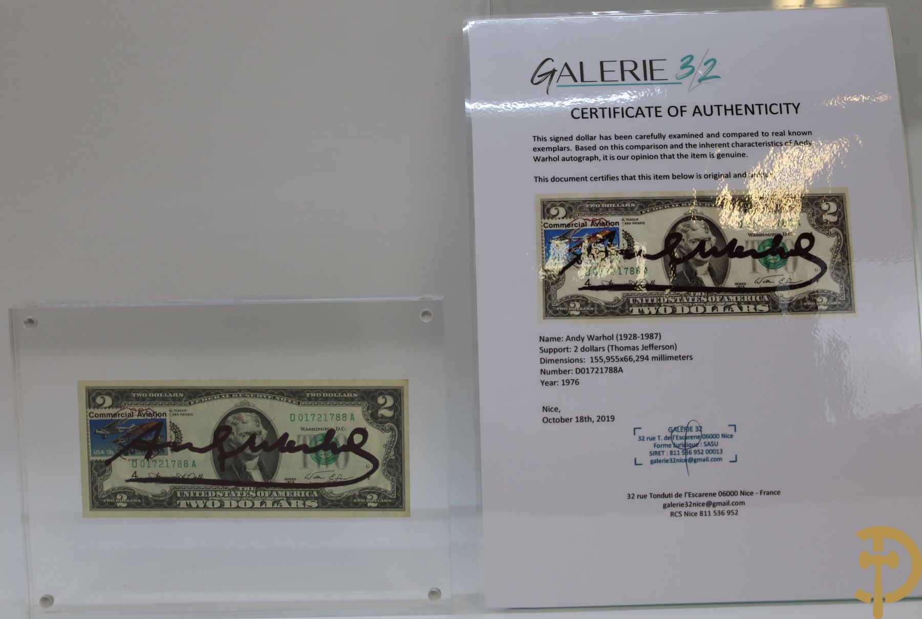 Warhol Andy getekend op Amerikaans 2 dollar biljet 
Serial number: D01721788A
Year: 1976 
Commemorative stamp for the 50th anniversary of commercial aviation (1926-1976)
Stamped by US mail dated April 13, 1976
Factory Warhol stamp on the back