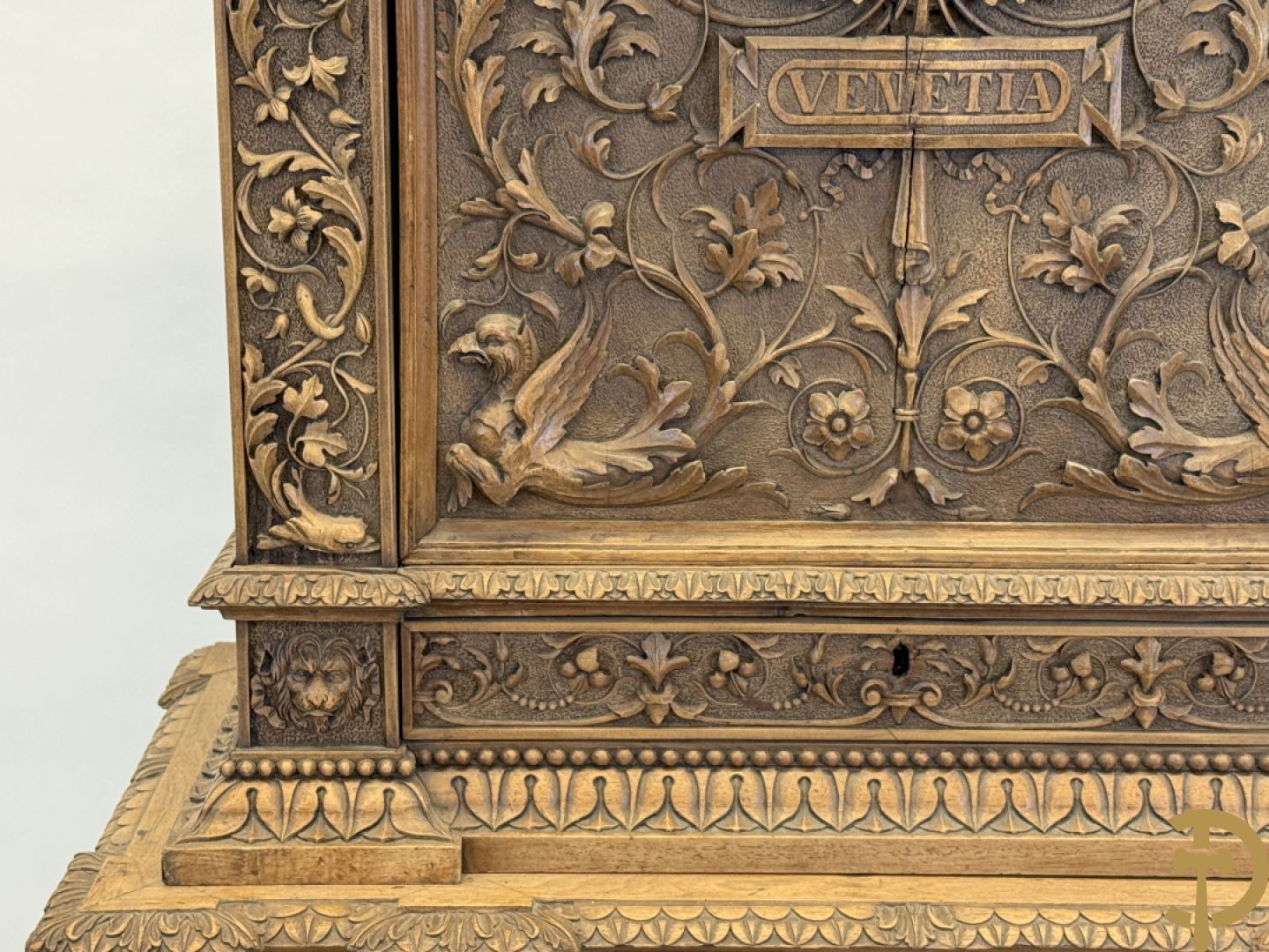 Italiaanse handgesculpteerde Neo Renaissance credance, bovenaan met klep en onderaan met lade - sculptuur van dieren en accanthusranken, gemerkt Venetia