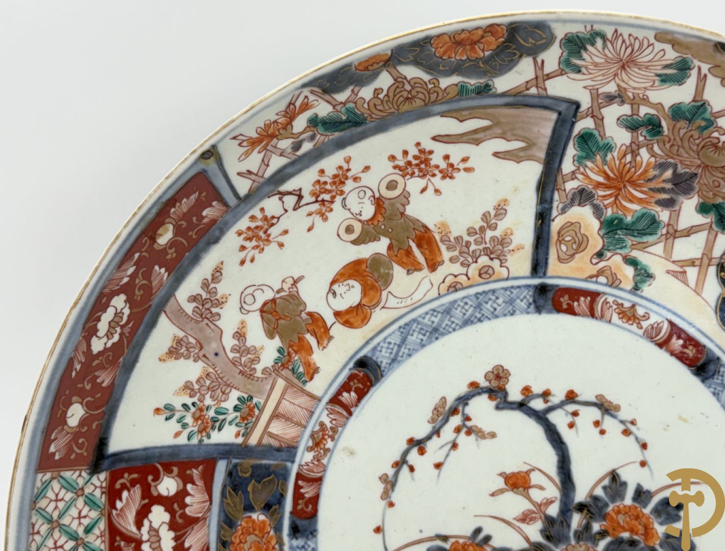 Twee porseleinen Imari schotels