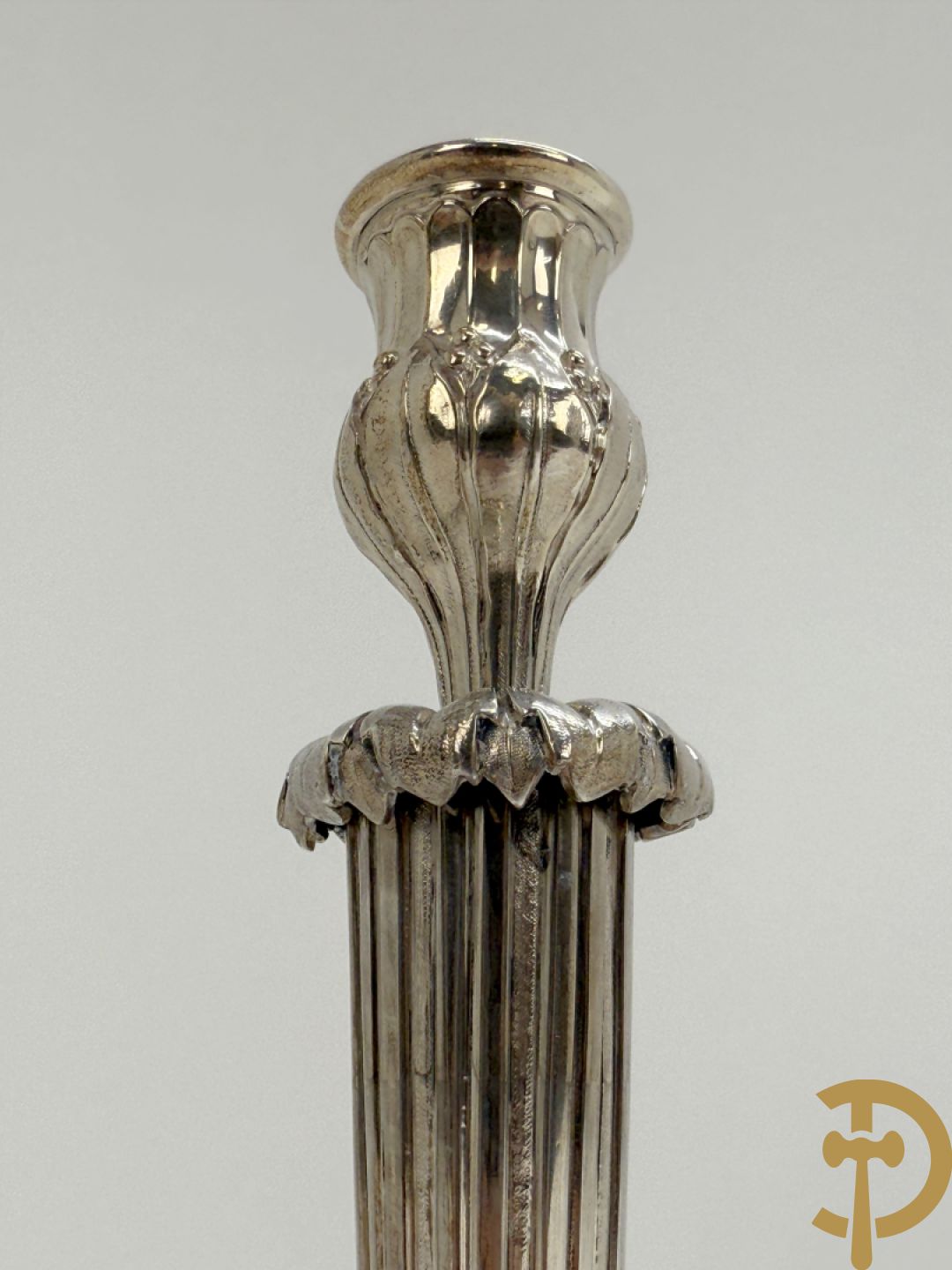 Paar massief zilveren kandelaars met gestyleerd bloemenmotief, één ervan gemerkt met stempel van Jan Baptist Verberckt, andere kandelaar met verschillende stempels met o.a. Antwerpen 1784