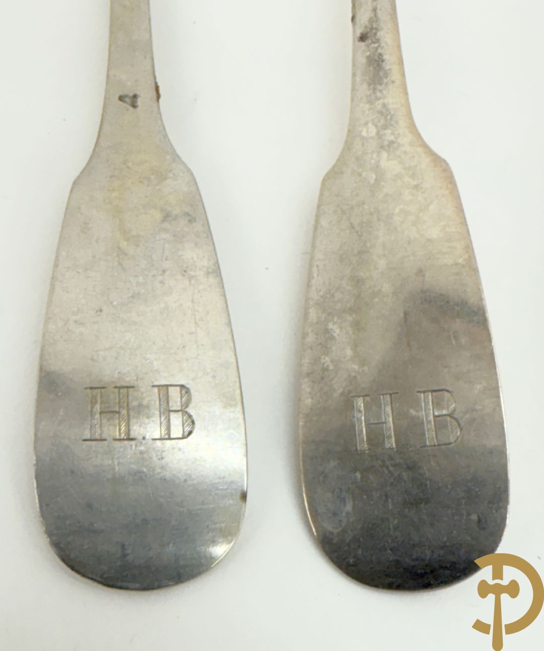 Achttien massief zilveren lepels, 14 vorken en 23 koffielepels met initialen HB, GB en DP, 19e
