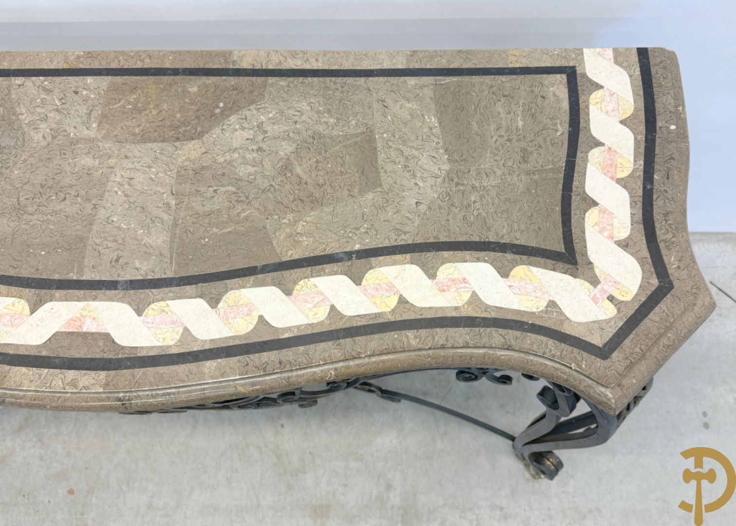 Gepatineerde smeedijzeren wandconsole met marmeren blad met inleg, op voluutvormige poten